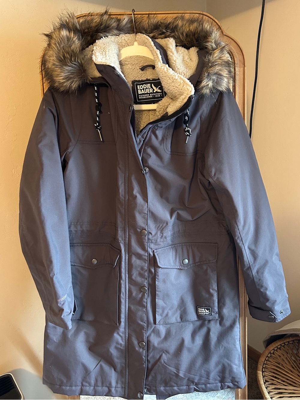 Womenโs Eddie Bauer parka